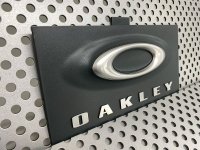 特別セール品　OAKLEY 壁掛けブランディングパネル（プラスチック製）