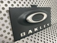 OAKLEY 壁掛けブランディングパネル（プラスチック製）